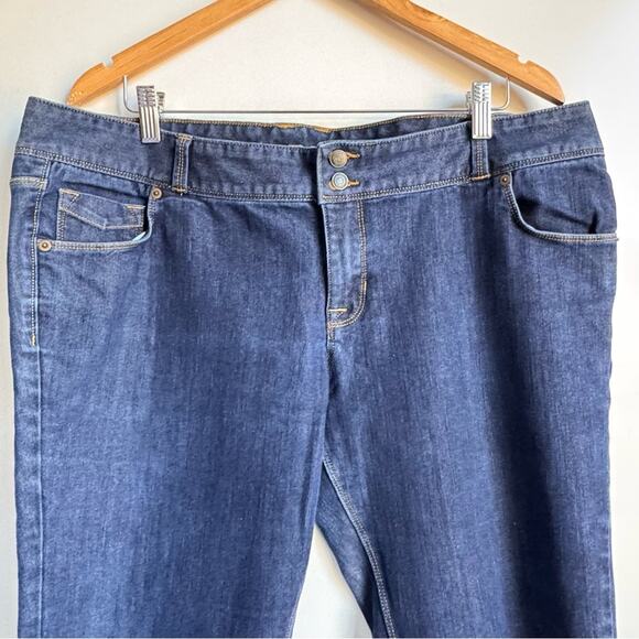 Lands' End Blue Bootcut Leg Jeans Classic Fit 5 Pocket Dark Wash midrise petite - Picture 3 of 11